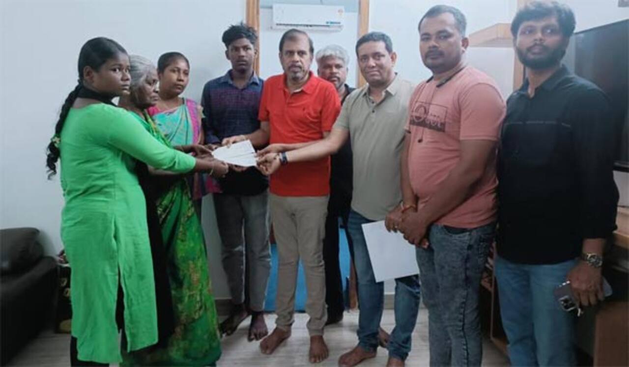 படப்பிடிப்பில் இறந்த லைட்மேன் குடும்பத்துக்கு ரூ.12 லட்சம் நிதி உதவி: தயாரிப்பாளர் வழங்கினார்