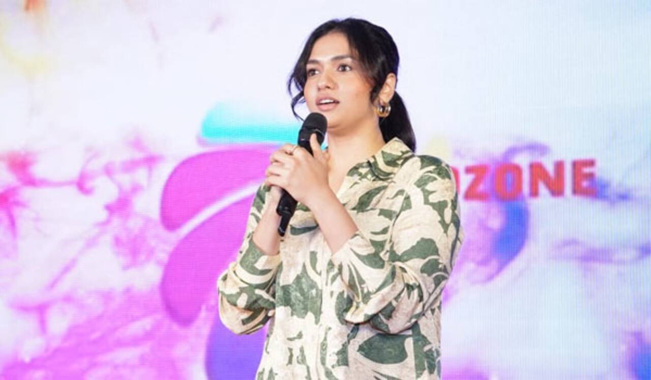 ‛ரெஜினா பட விழா : மேடையில் பாட்டுபாடி, நடனமாடி அசத்திய சுனைனா