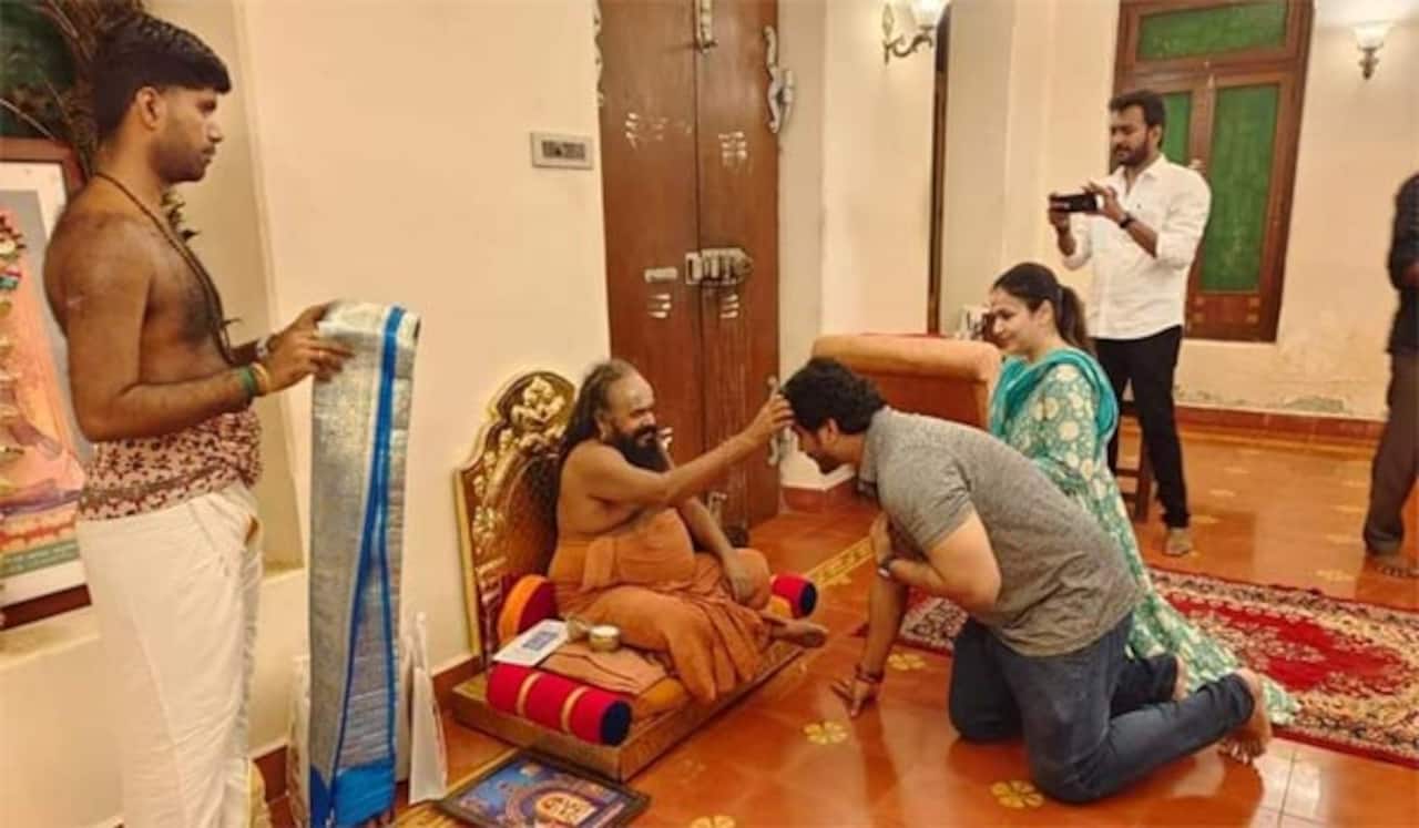 தருமை ஆதீனத்திடம் ஆசி பெற்ற ரஜினிகாந்தின் இளைய மகள்