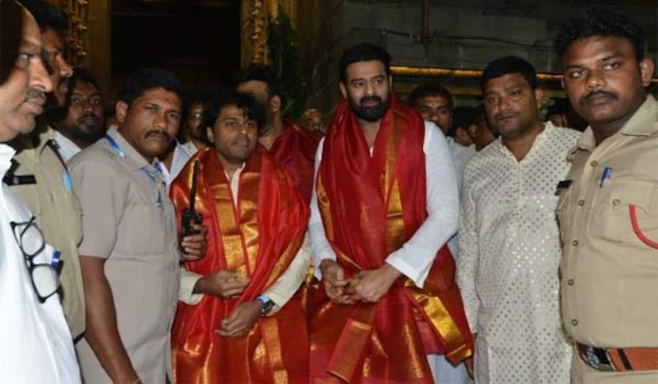 திருப்பதி கோவிலில் சாமி தரிசனம் செய்த பிரபாஸ்!