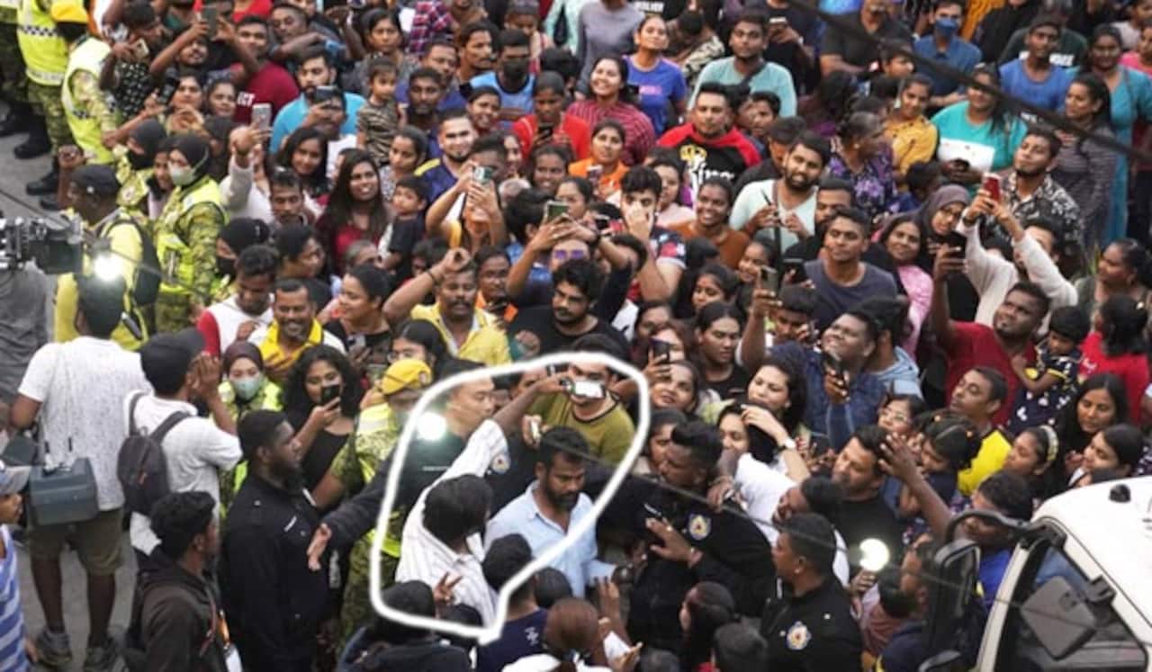 விஜய் சேதுபதி படப்பிடிப்பை பார்க்க திரளும் மலேசிய மக்கள்: படப்பிடிப்பு நடத்துவதில் சிக்கல்