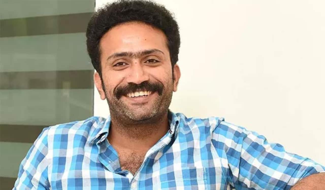 பேட்டியின்போது தொகுப்பாளர் முன் சட்டையை கழட்டிய வில்லன் நடிகர்