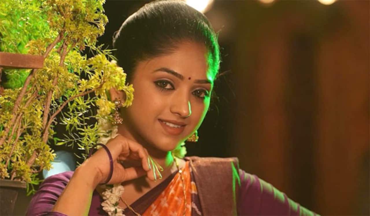 அம்மா முன்னாடியே அப்படி கேட்டாங்க : சீரியல் நடிகையின் பரபரப்பு பேட்டி