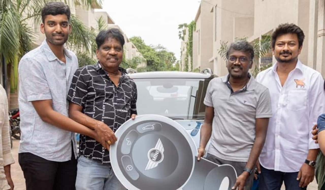 மாமன்னன் படத்தின் வெற்றிக்கு மாரி செல்வராஜ்க்கு கார் பரிசளித்த உதயநிதி!