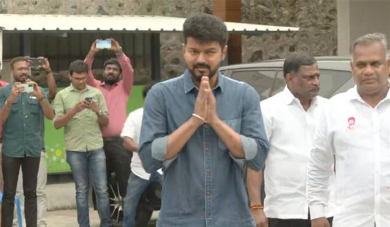 அடுத்தக்கட்ட அரசியல் நகர்வா...? - மக்கள் இயக்கம் நிர்வாகிகளுடன் விஜய் ஆலோசனை