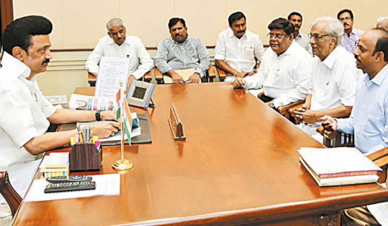 தமிழில் தலைப்பு வைக்கும் படங்களுக்கு வரிச்சலுகை : தயாரிப்பாளர்கள், தியேட்டர் அதிபர்கள் முதல்வரிடம் கோரிக்கை