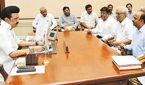 தமிழில் தலைப்பு வைக்கும் படங்களுக்கு வரிச்சலுகை : தயாரிப்பாளர்கள், தியேட்டர் அதிபர்கள் முதல்வரிடம் கோரிக்கை