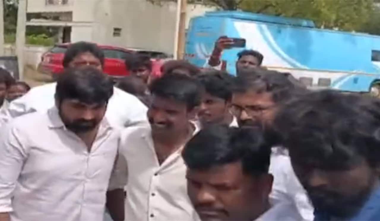 சூரியின் சொந்த ஊர் கோயிலில் விஜய்சேதுபதி வழிபாடு