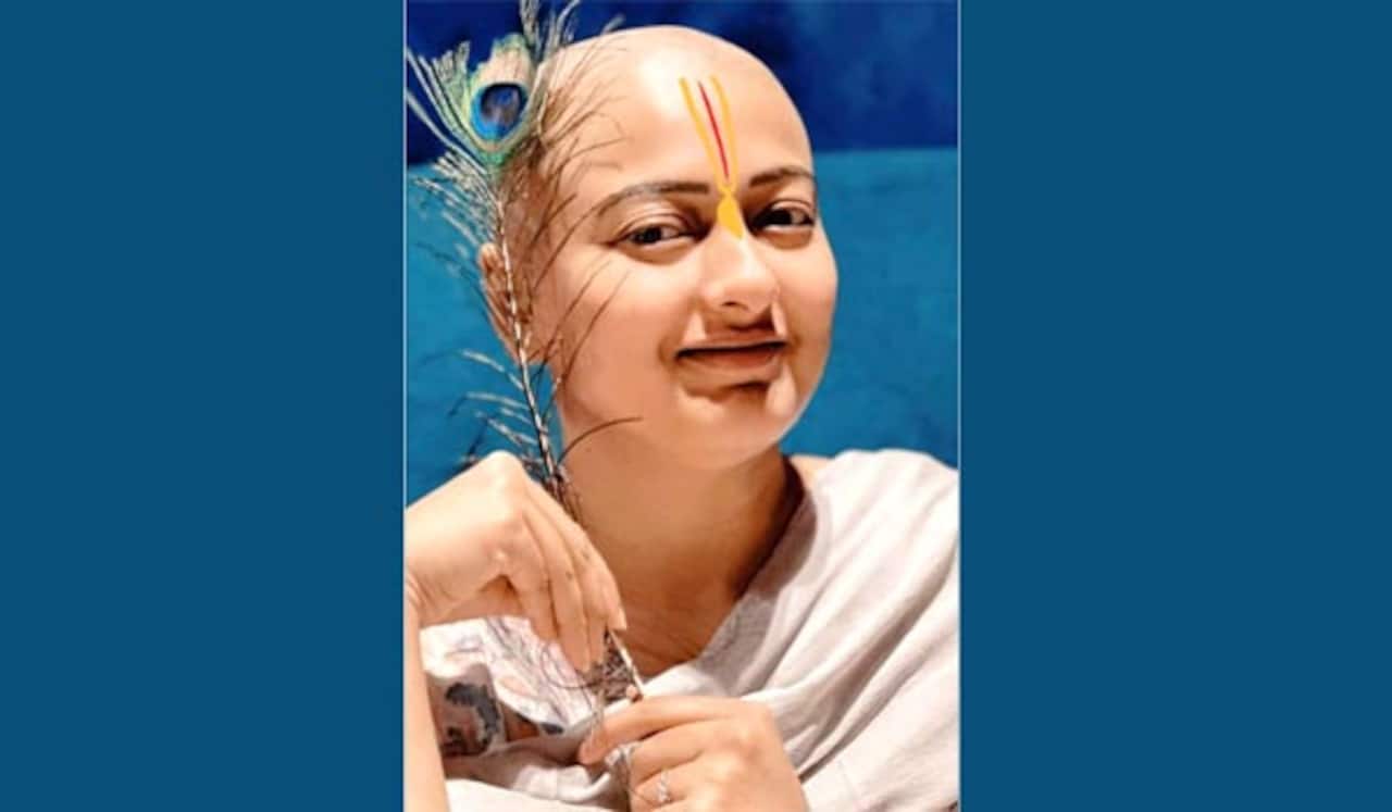 ‛ஓம் நமோ நாராயணா : திருப்பதியில் மொட்டை போட்ட காயத்ரி ரகுராம்