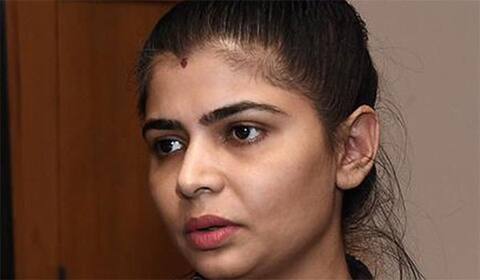 பாடகி சின்மயி குடும்பத்தில் நடந்த பண மோசடி : சைபர் கிரைமில் புகார்!!
