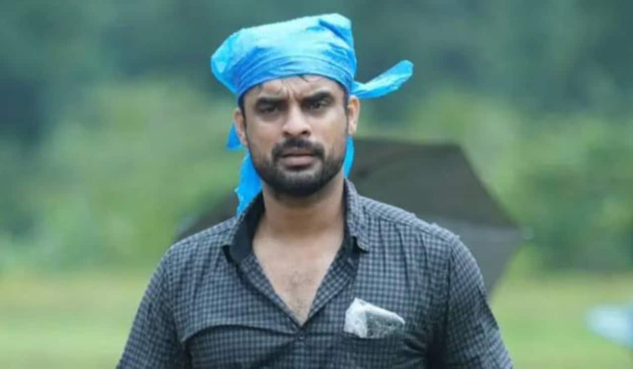 சோசியல் மீடியாவில் தொடர் தாக்குதல் : டொவினோ தாமஸ் போலீசில் புகார்