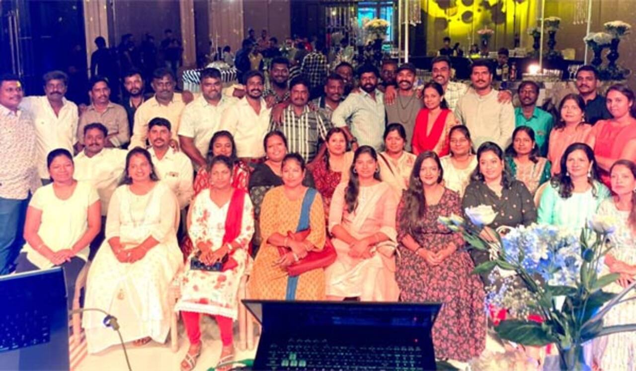 பள்ளி நண்பர்களை சந்தித்த தனுஷ்