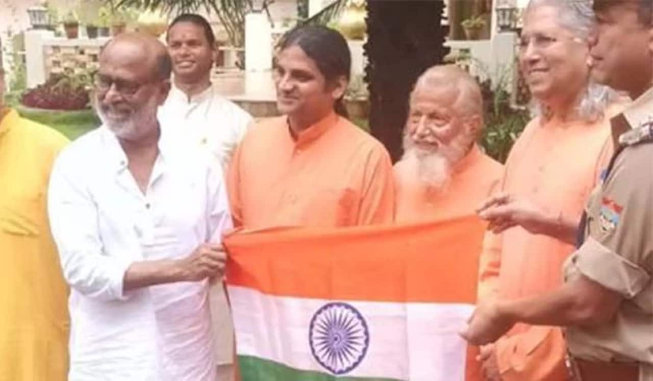 ஆசிரமத்தில் சுதந்திர தினம் கொண்டாடிய ரஜினி