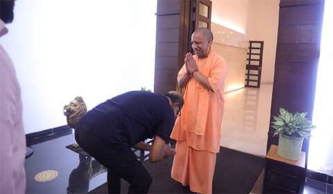 யோகி ஆதித்யநாத்தின் காலில் விழுந்து ஆசிர்வாதம் பெற்ற ரஜினி!