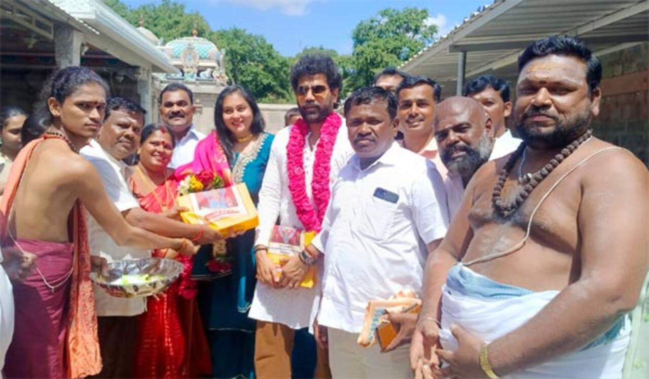 சென்னிமலை முருகன் கோவிலில் நடிகை நமீதா கணவருடன் தரிசனம்