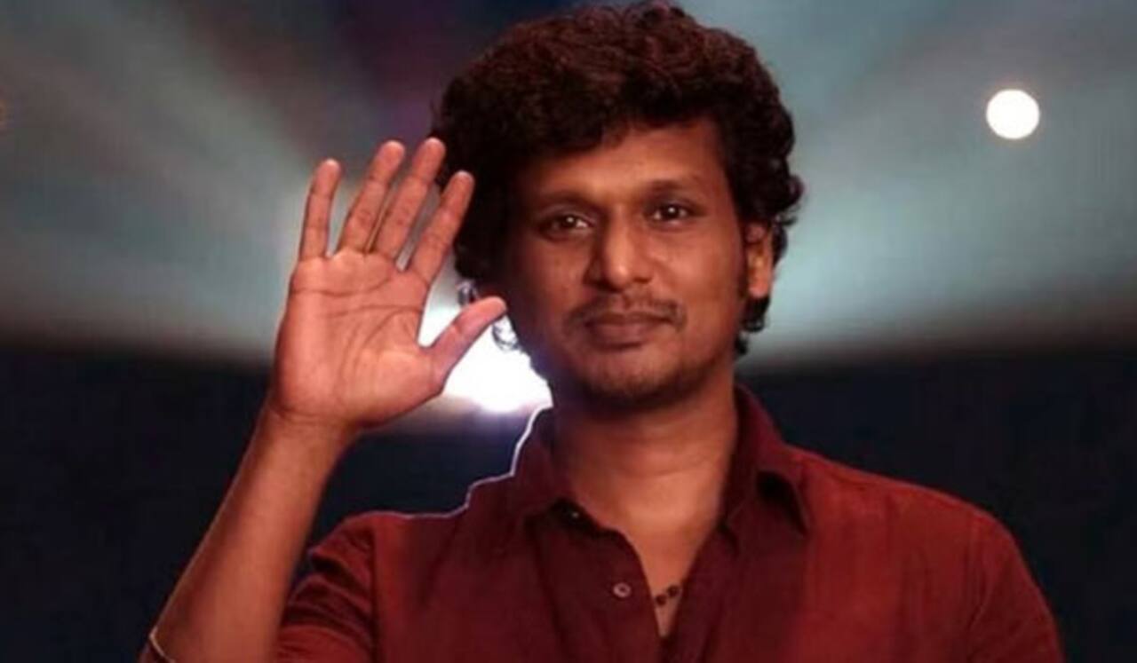 முண்டியடித்த ரசிகர் கூட்டம் : காருக்கு பதிலாக  பைக்கில்  கிளம்பிச் சென்ற  லோகேஷ் கனகராஜ்