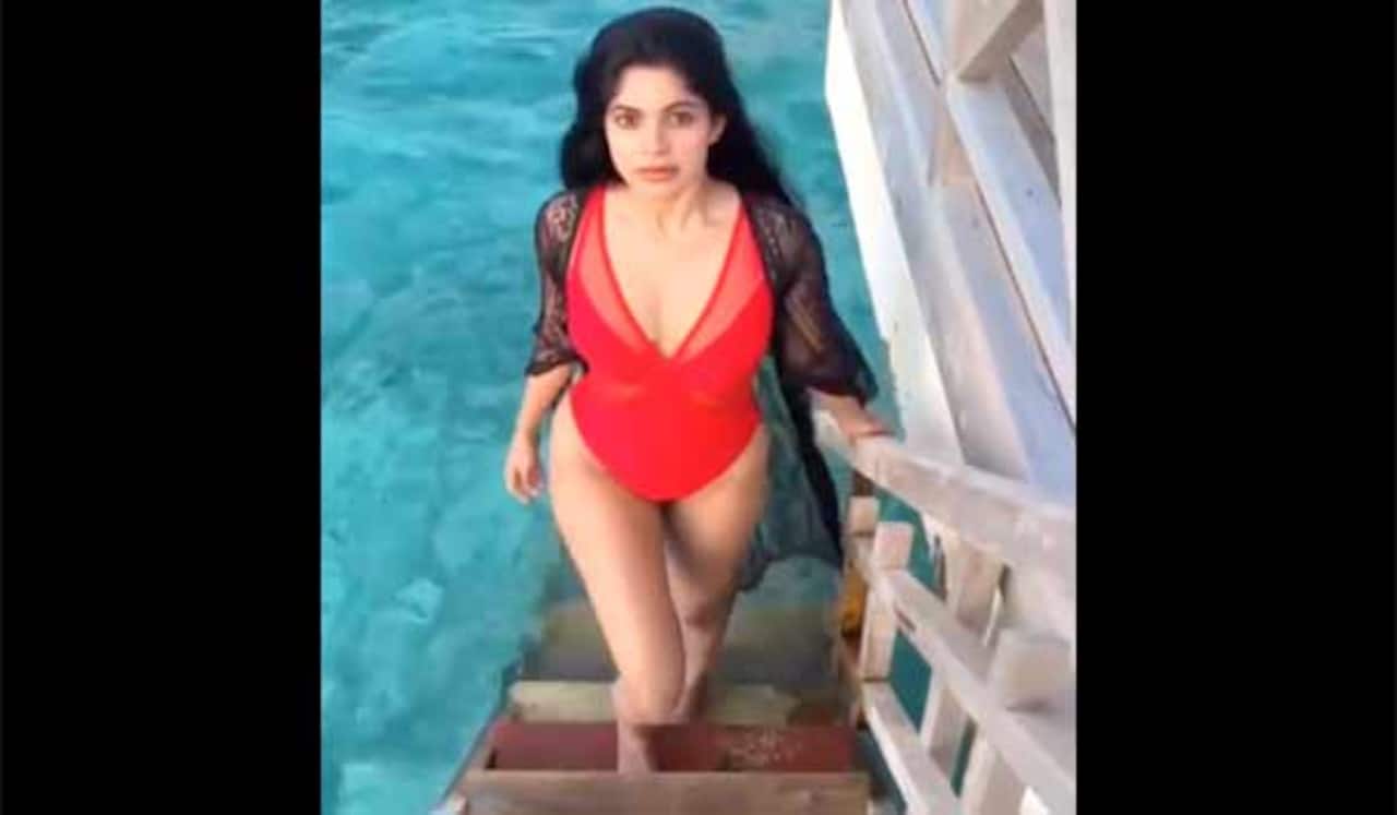நீச்சல் உடையில் திவ்யா பாரதி வெளியிட்ட வீடியோ
