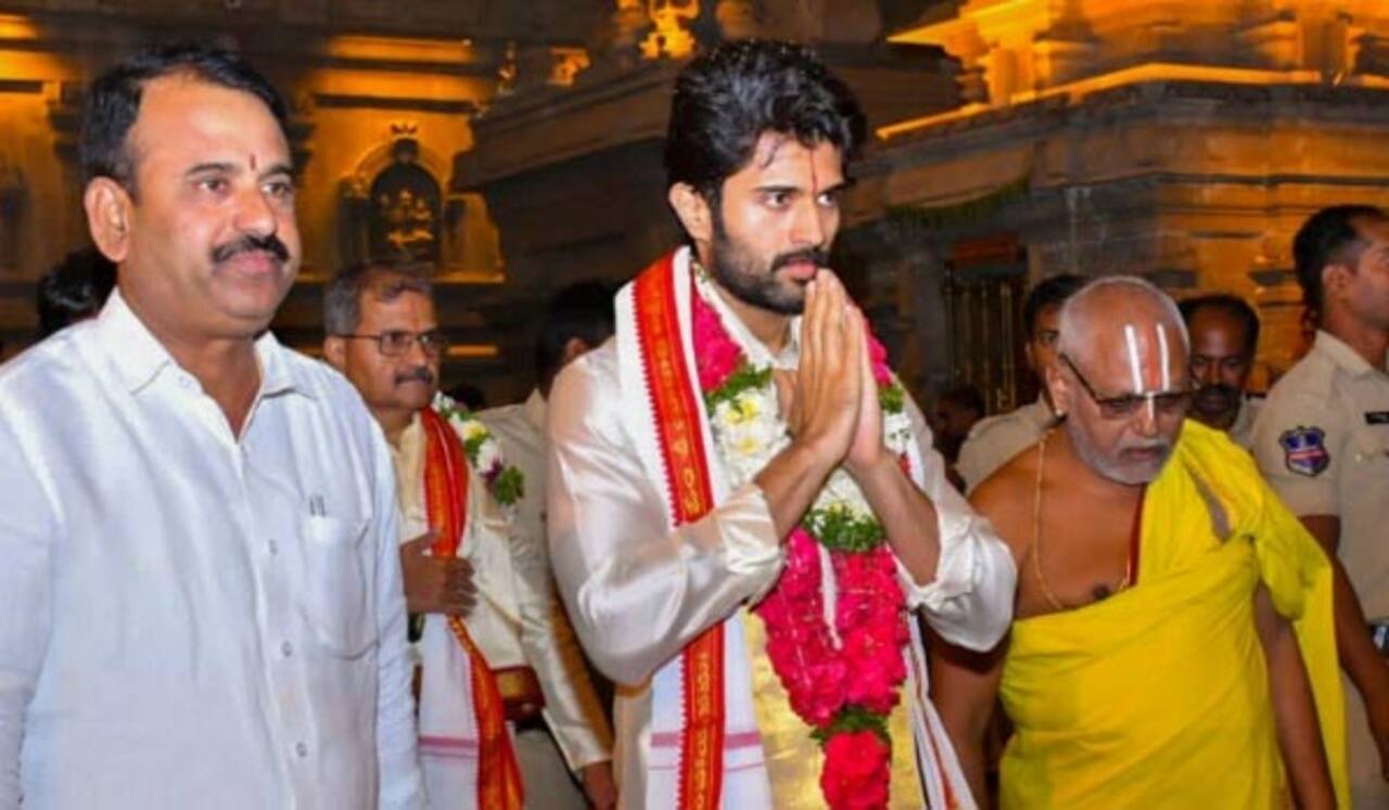 குஷி வெற்றி: யாதாத்ரி கோவிலில் குடும்பத்துடன் வழிபாடு செய்த விஜய் தேவரகொண்டா