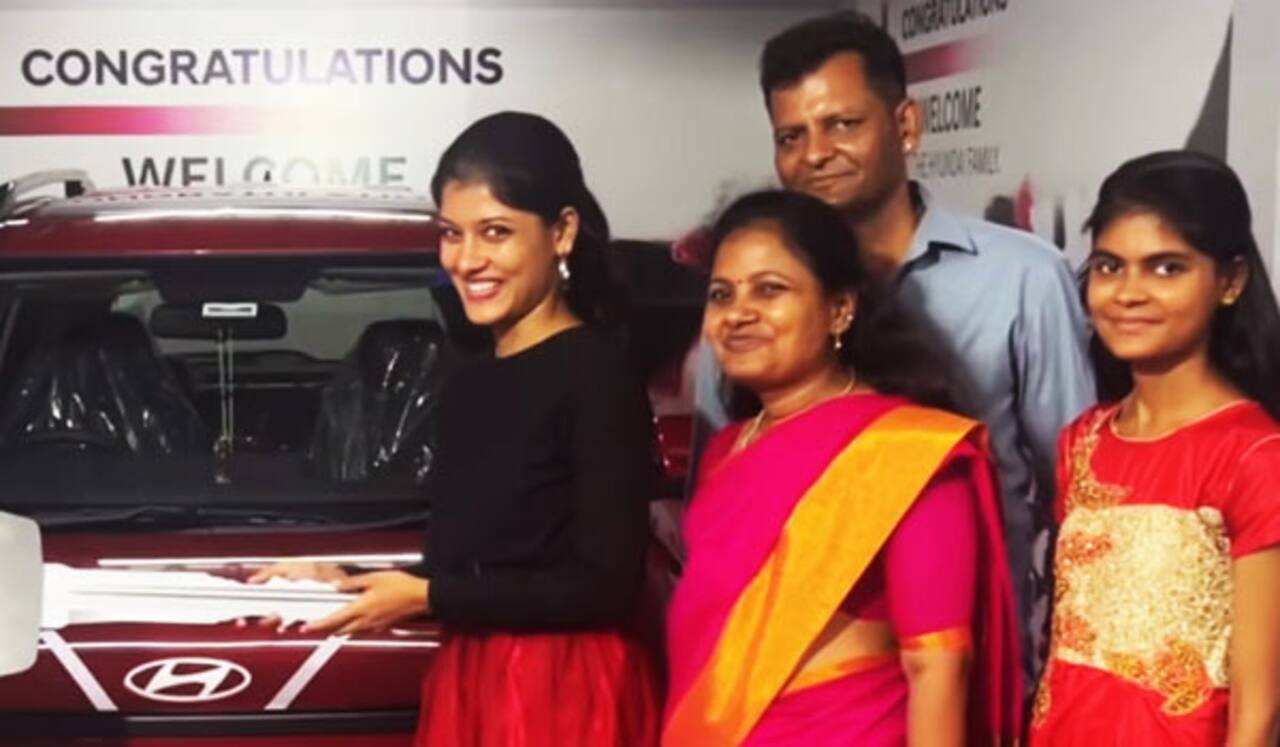 புதுகார் வாங்கி அசத்திய மோனிஷா