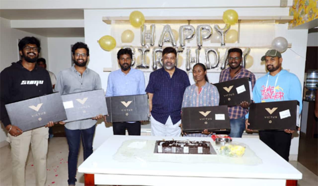 உதவி இயக்குநர்களுக்கு லேப்டாப் பரிசளித்த இயக்குநர் பி. வாசு