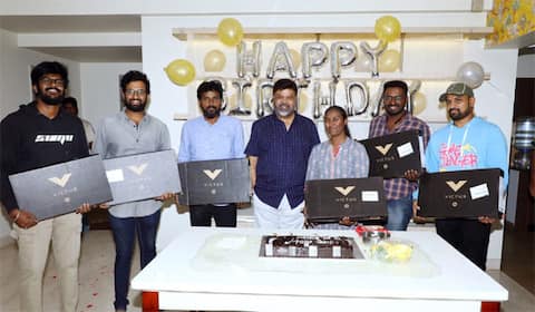 உதவி இயக்குநர்களுக்கு லேப்டாப் பரிசளித்த இயக்குநர் பி. வாசு