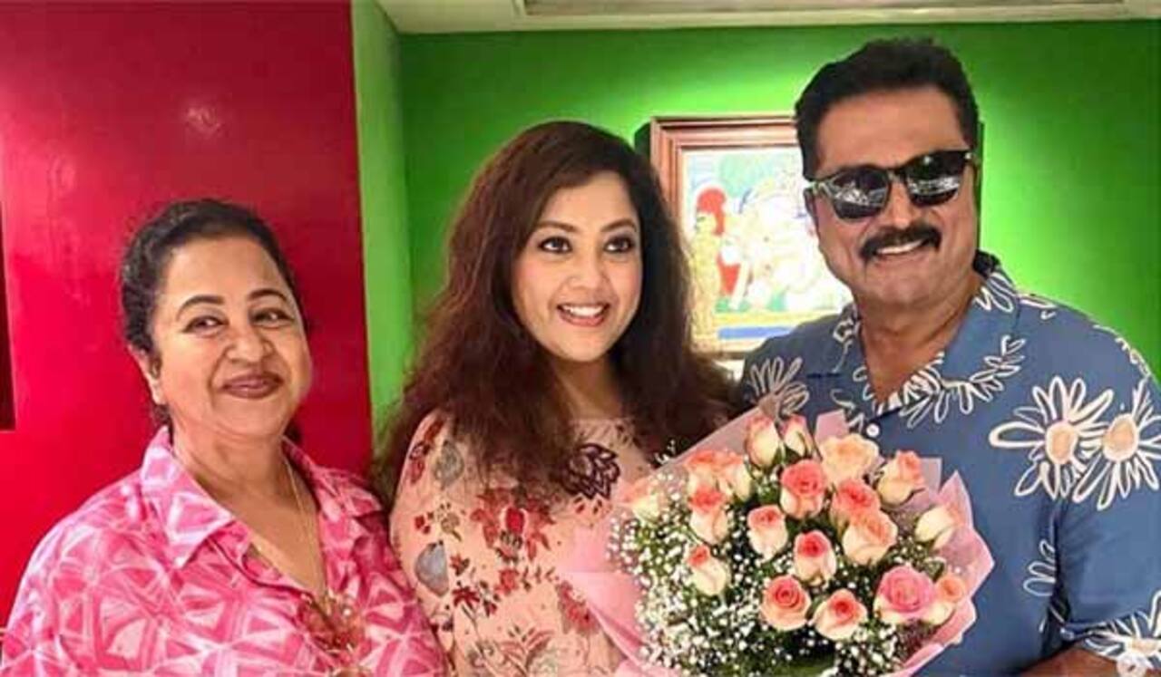 மீனாவை நேரில் வாழ்த்திய சரத்குமார் - ராதிகா!