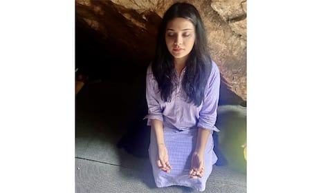 இமயமலை பாபாஜி குகையில் தியானம் செய்த ஆத்மிகா
