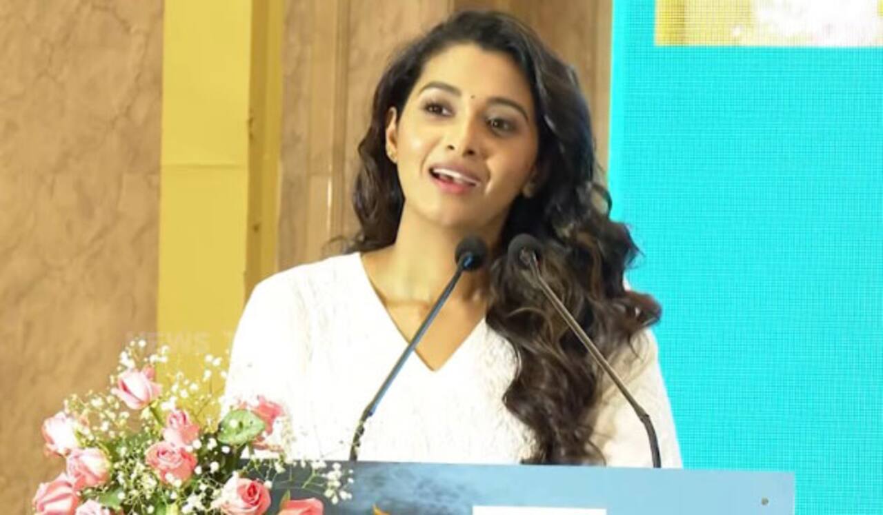 அம்மாவுக்கு புற்றுநோய் : மேடையில் கண்கலங்கிய பிரியா பவானி சங்கர்