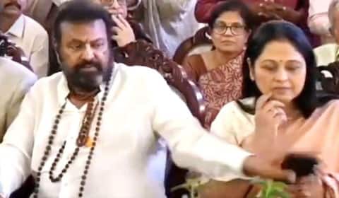ஜெயசுதாவின் செல்போனை பிடுங்கி வைத்த மோகன்பாபு : வைரலாகும் வீடியோ