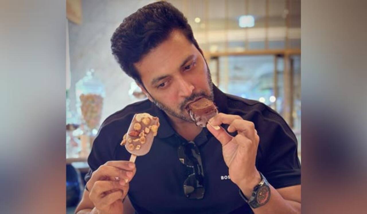 ஒரே நேரத்தில் இரண்டு ஐஸ்கிரீம்! ஜெயம் ரவியை கண்டித்த மனைவி ஆர்த்தி!
