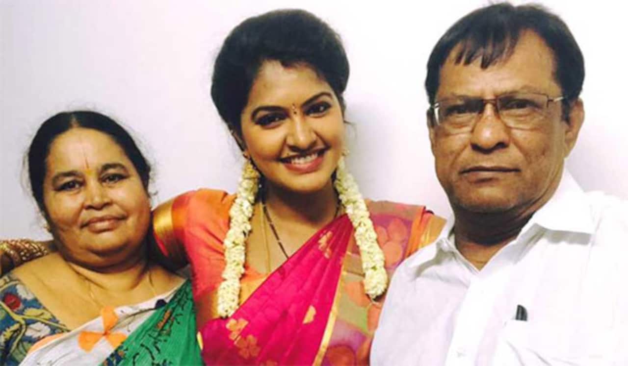 நடிகை ரச்சிதாவின் தந்தை திடீர் மறைவு