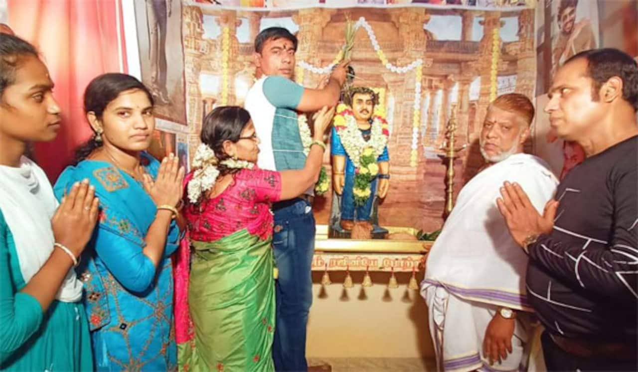 ரஜினிக்கு கருங்கல் சிலை வைத்த ரசிகர்