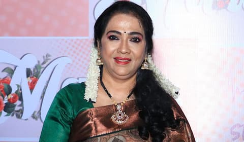 சீனியர் நடிகைகளை கறிவேப்பிலை போன்று தூக்கி எறிகிறார்கள்: ரேகா வருத்தம்