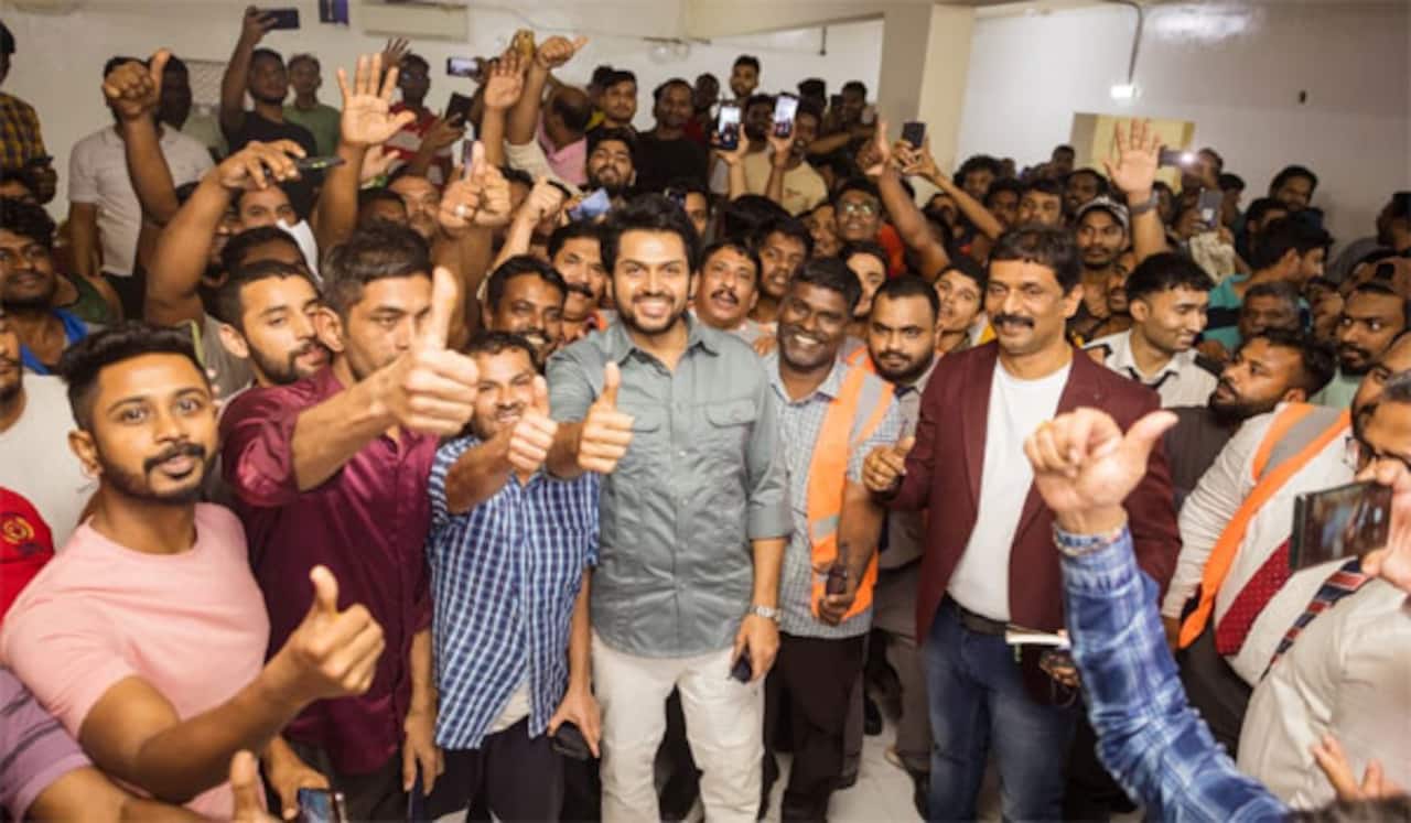துபாய் தொழிலாளர்களுடன் தீபாவளி கொண்டாடிய கார்த்தி