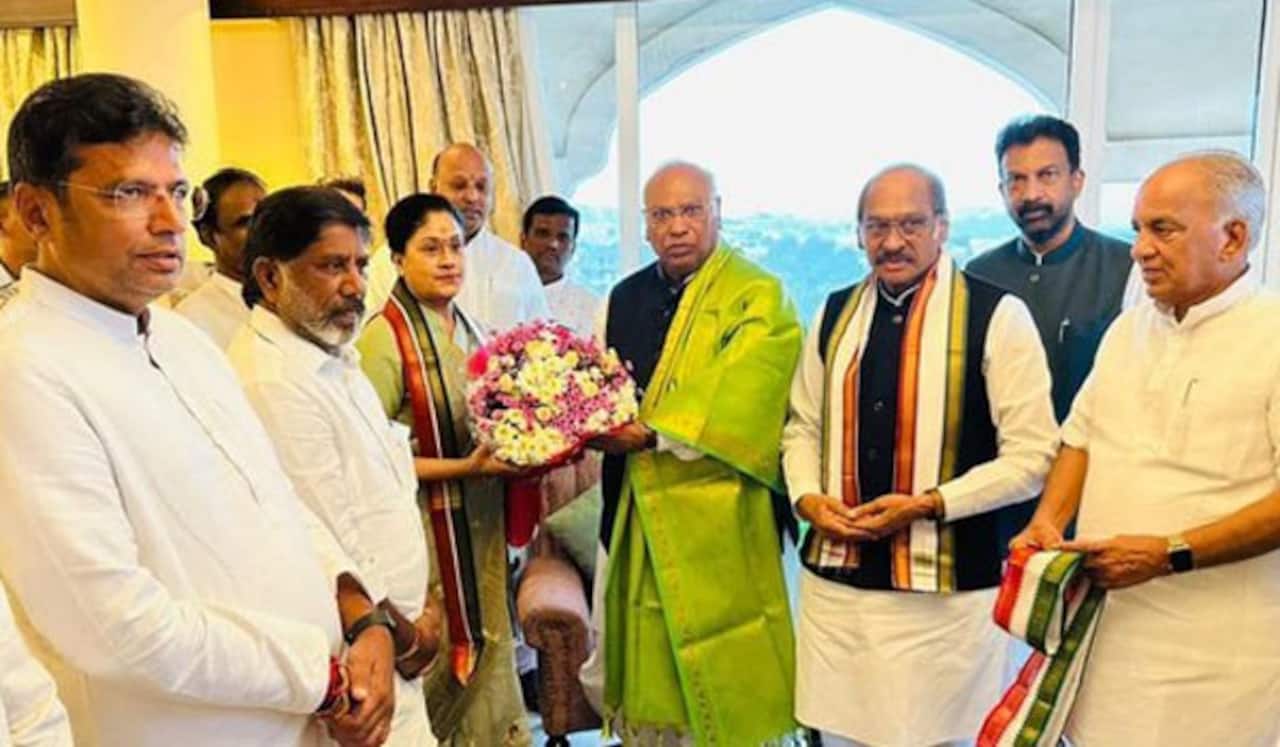 காங்கிரசில் இணைந்தார் நடிகை விஜயசாந்தி