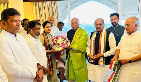 காங்கிரசில் இணைந்தார் நடிகை விஜயசாந்தி