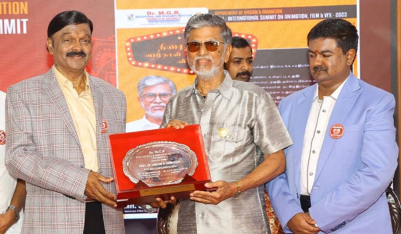 எஸ்.ஏ.சந்திரசேகருக்கு சாதனையாளர் விருது: எம்.ஜி.ஆர் பல்கலைகழகம் வழங்கியது
