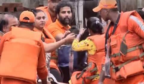 வெள்ளத்தில் சிக்கிய நடிகை நமீதா, குழந்தைகளுடன் பத்திரமாக மீட்பு