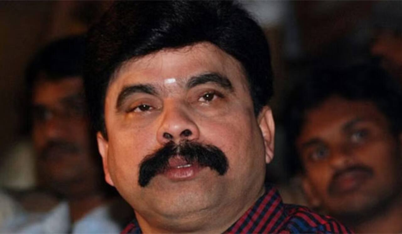 நடிகர் டாக்டர் சீனிவாசனுக்கு பிடிவாரண்ட்