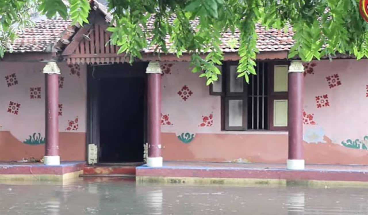 மழையில் மூழ்கிய செட்டுகள் : இனி எப்போது ஷூட்டிங்?