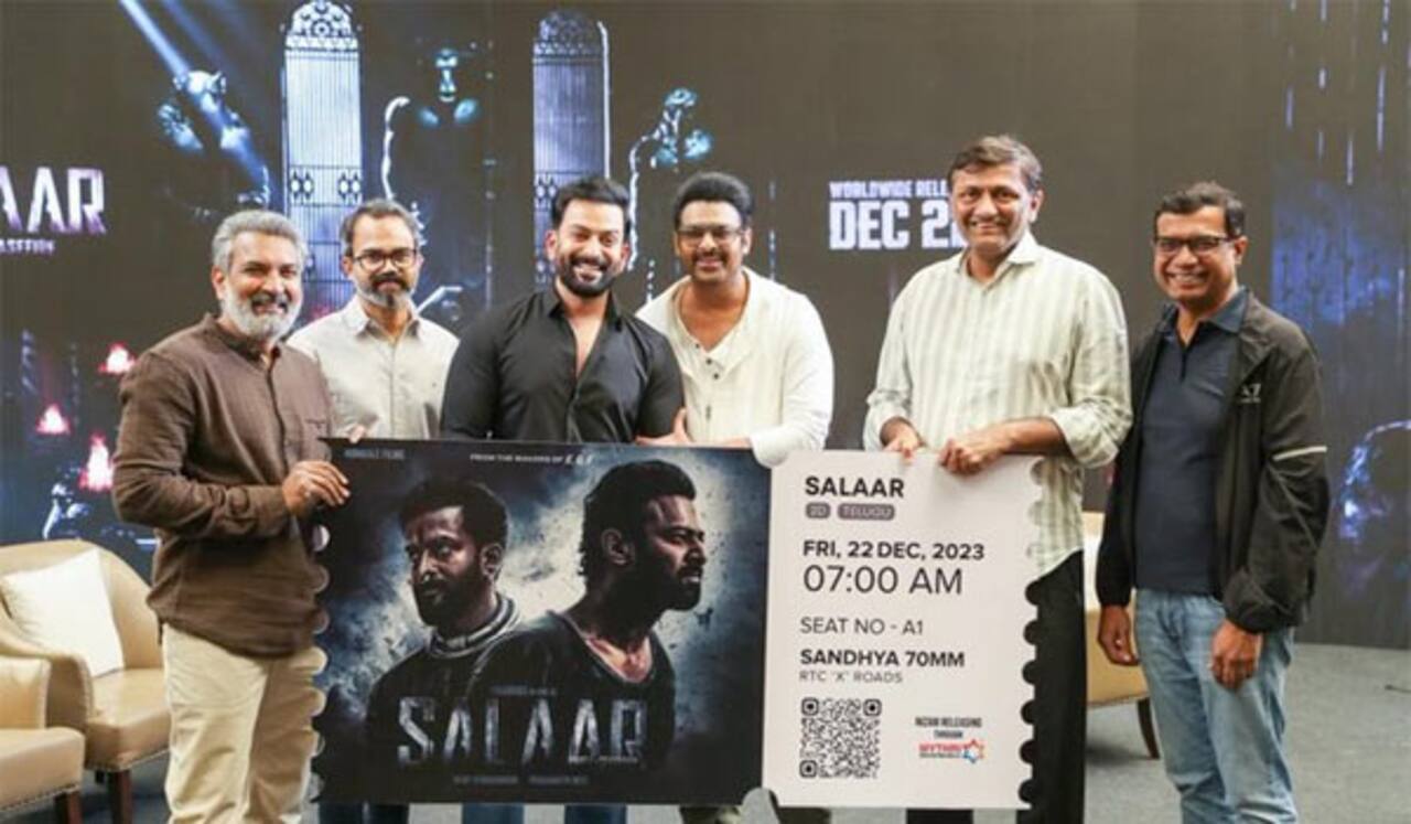 சலார் படத்தின் முதல் டிக்கெட்டை வாங்கிய ராஜமவுலி