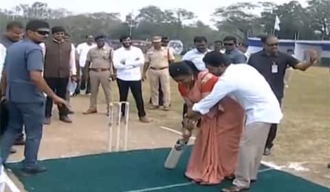 ரோஜாவுக்கு கிரிக்கெட் விளையாட கற்றுக் கொடுத்த ஆந்திர முதல்வர்