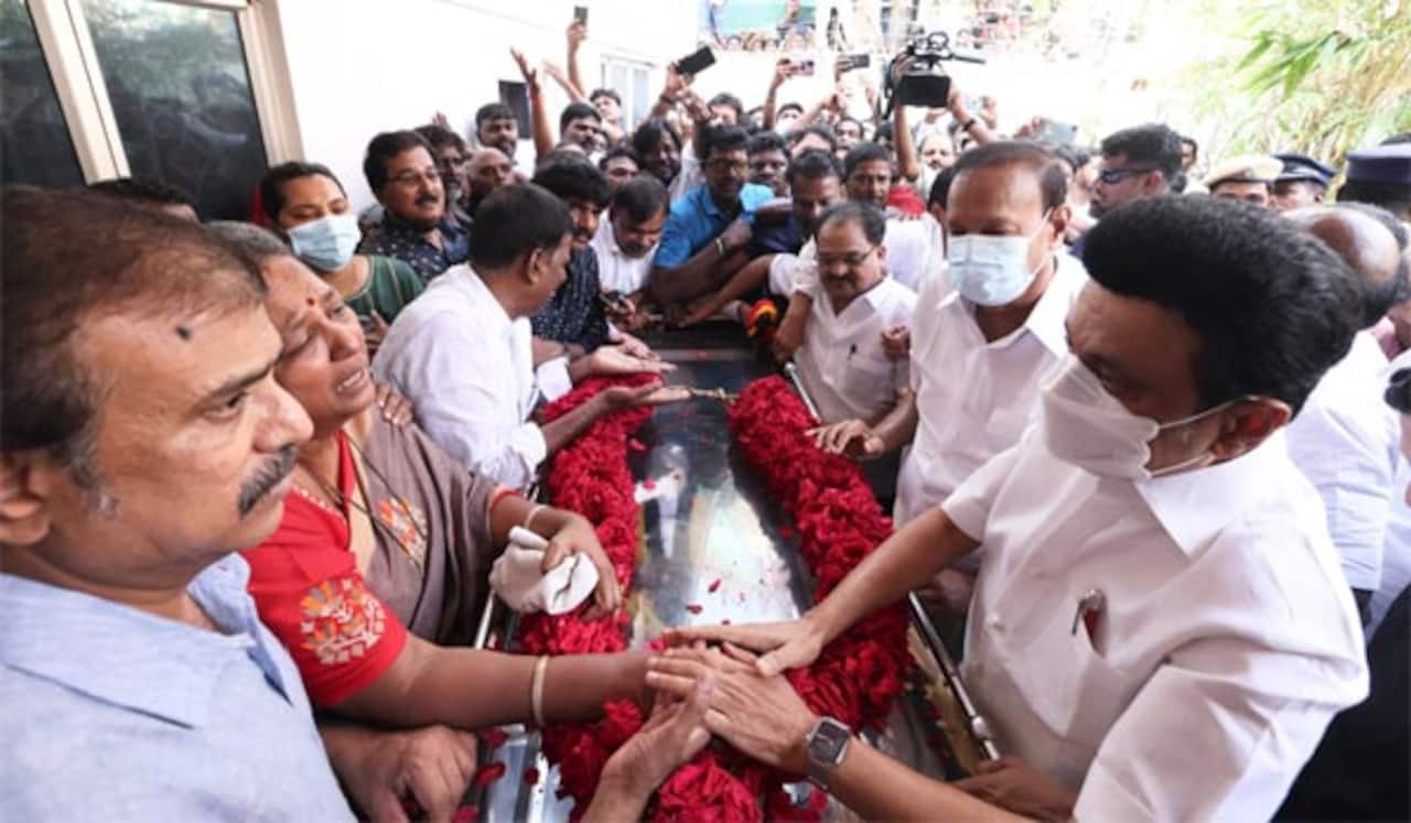 விஜயகாந்த் உடலுக்கு முதல்வர் ஸ்டாலின் நேரில் அஞ்சலி: அரசு மரியாதையுடன் இறுதி சடங்கு