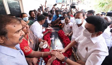 விஜயகாந்த் உடலுக்கு முதல்வர் ஸ்டாலின் நேரில் அஞ்சலி: அரசு மரியாதையுடன் இறுதி சடங்கு