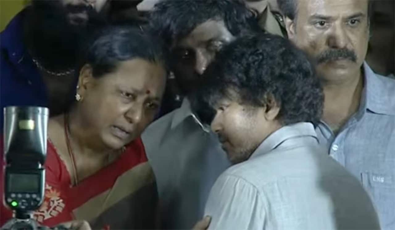 விஜயகாந்த் உடலுக்கு கண்ணீர் மல்க அஞ்சலி செலுத்திய நடிகர் விஜய்