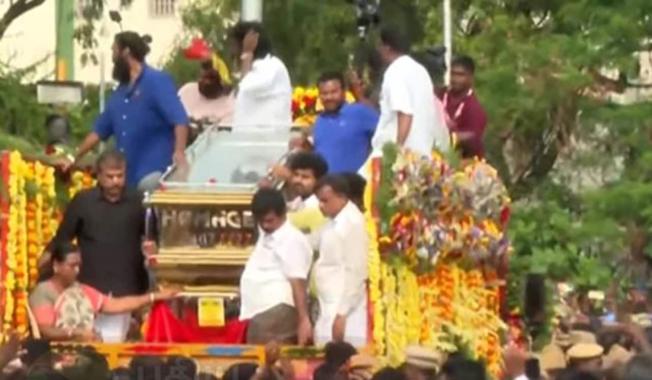 மக்கள் வெள்ளத்தில் மிதந்து வந்த விஜயகாந்த் : வழிநெடுக மக்கள் கண்ணீர் அஞ்சலி