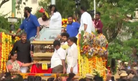 மக்கள் வெள்ளத்தில் மிதந்து வந்த விஜயகாந்த் : வழிநெடுக மக்கள் கண்ணீர் அஞ்சலி