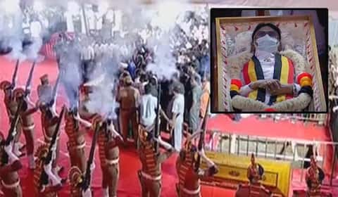 மக்களின் கண்ணீருடன் விடைபெற்றார் கருப்பு நிலா : 72 குண்டுகள் முழங்க விஜயகாந்த் உடல் நல்லடக்கம்