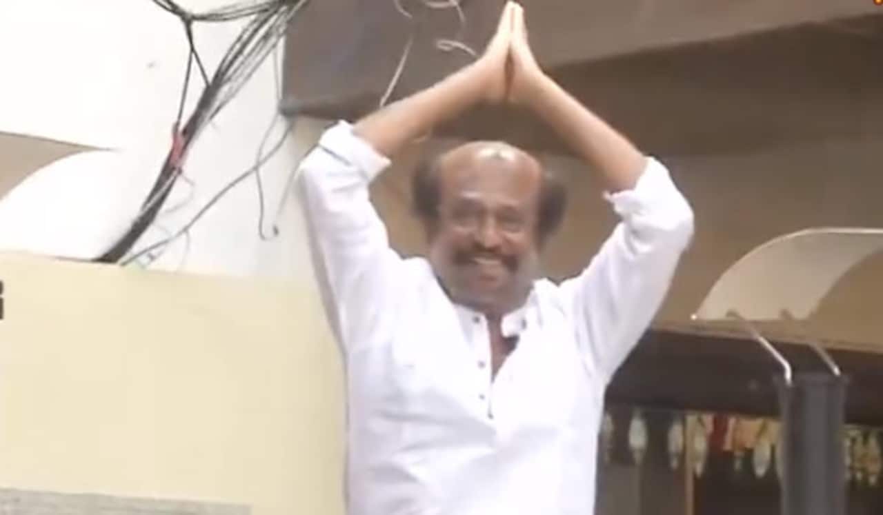 ரசிகர்களை சந்தித்து ஆங்கில புத்தாண்டு வாழ்த்து தெரிவித்த ரஜினி