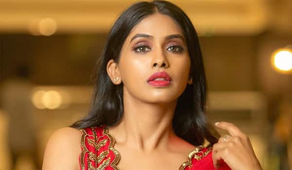 பாலிவுட் நடிகையிடம் நூதன மோசடி